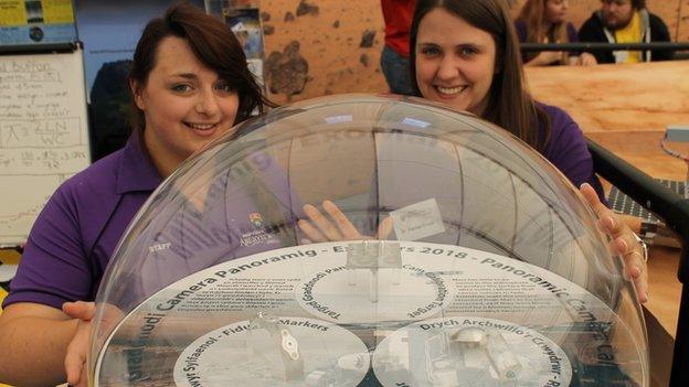 Carys Huntley a Dr Rachel Cross o Brifysgol Aberystwyth gyda'r teclynnau fydd yn glanio ar Mars yn 2018 // Carys Huntley and Dr Rachel Cross with parts of a 'rover' device which will land on Mars in 2018