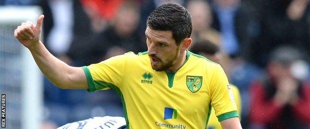 Norwich City's Graham Dorrans celebrates