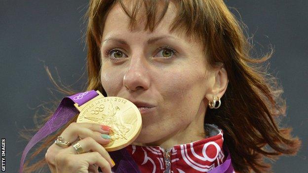 Mariya Savinova celebrates winning gold at London 2012