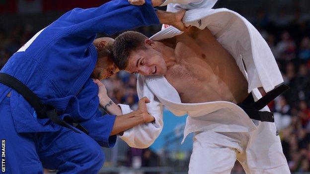 Daniel Powell (r) at the London Paralympics