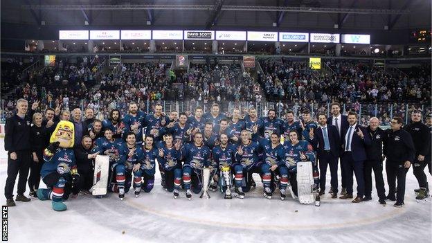 Giants pose with the trophy