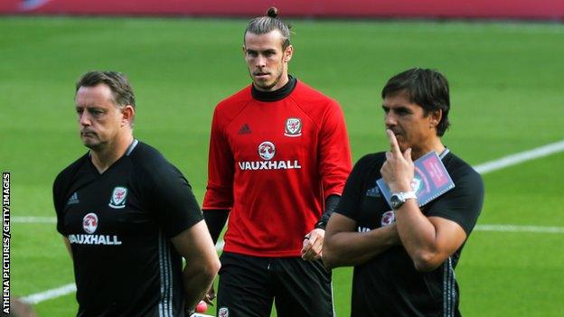 Goalkeeping coach Tony Roberts, Gareth Bale and manager Chris Coleman