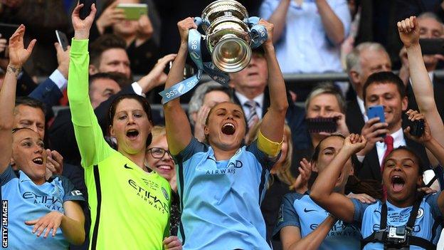 Manchester City celebrate winning the Women's FA Cup in 2017