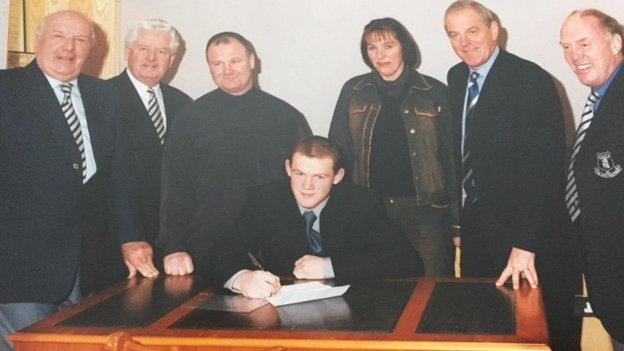 Wayne Rooney signs professional contract at Everton