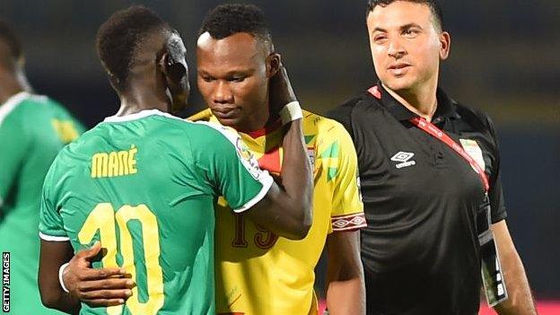 Senegal forward Sadio Mane (left) greets Benin's forward Desire Segbe Azankpo during the 2019 Africa Cup of Nations quarter-final