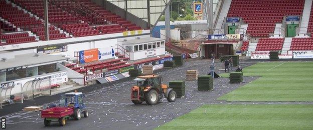 The Scottish Premier League ordered Dunfermline to replace their controversial plastic pitch in 2005