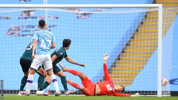 Phil Foden puts Manchester City ahead against Burnley