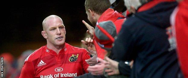 Paul O'Connell celebrates with Munster fans