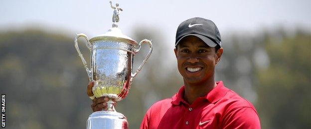 Tiger Woods with the US Open winners trophy in 2008