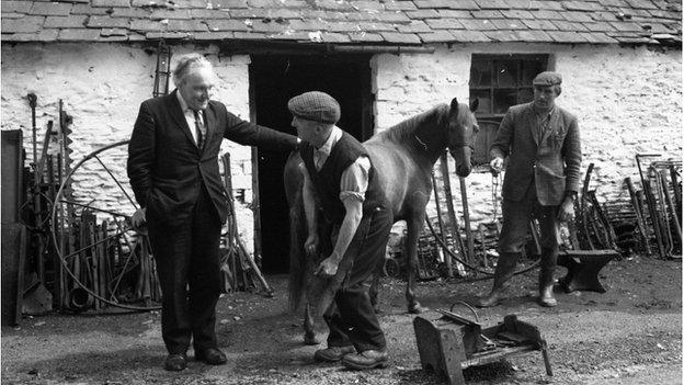 T Llew yn cwrdd â gof ar lan afon Clettwr, Dilyn Afon 1973