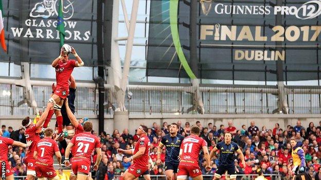 A Scarlets line-out during the Pro12 final against Munster at the Aviva Stadium in May