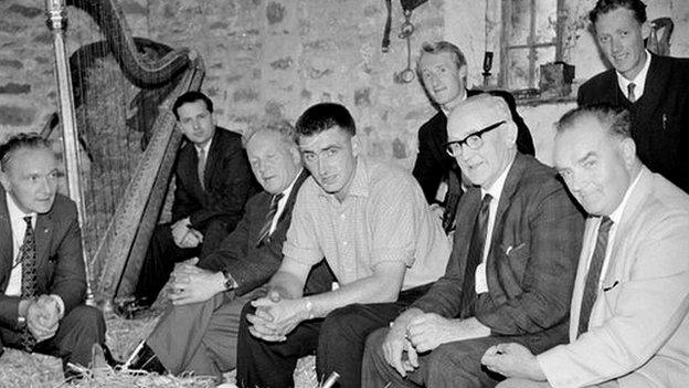 T Llew (chwith) mewn sesiwn farddoni yn Yr Hendre, 1966