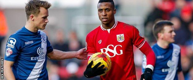 Jonathan Kodjia (centre)