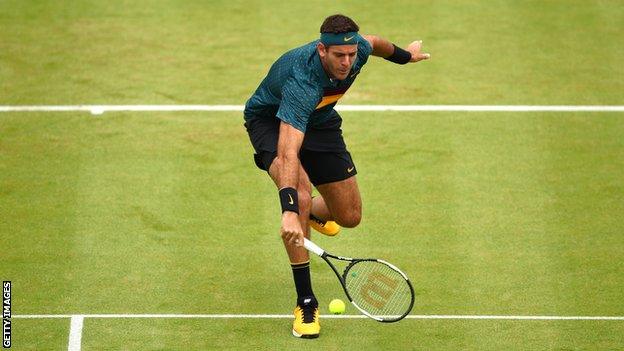 Del Potro reaches for a low ball