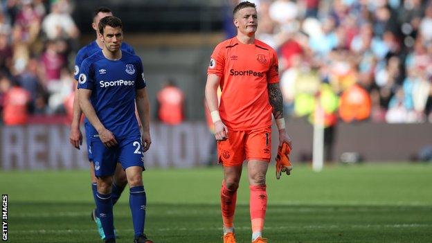 Everton players trudge off the pitch after their defeat