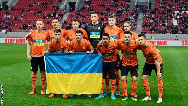 Shakhtar Donetsk players with the flag of Ukraine