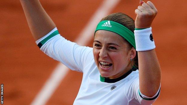 Jelena Ostapenko beats Caroline Wozniacki at French Open