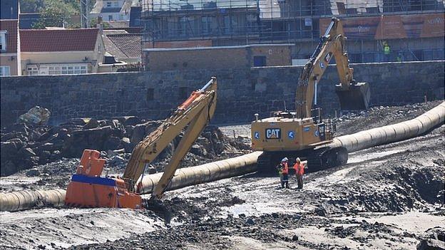 Attempt to remove digger stuck during work on the Guernsey sewage outfall pipe project