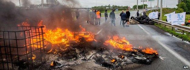 Tyres set on fire blocking the access to the Channel Tunnel