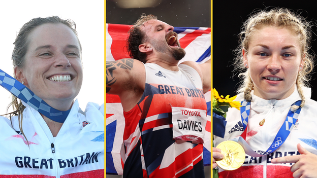 Hannah Mills (l), Aled Sion Davies (c) and Lauren Price (r) celebrate their Olympic and Paralympic gold medals in Tokyo.