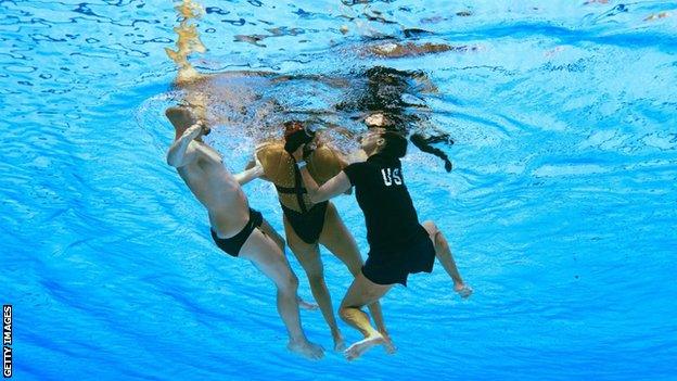 Anita Alvarez is rescued underwater by her coach Andrea Fuentes