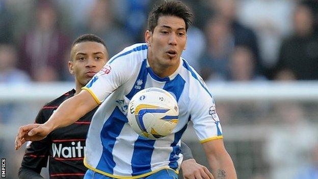 Brighton & Hove Albion's Leonardo Ulloa chests the ball under pressure from Reading's Michael Hector