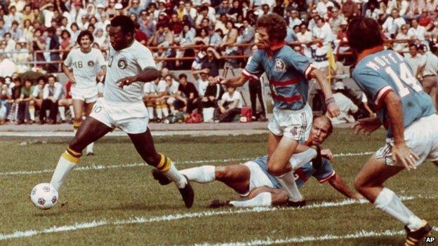 World soccer star Pele, of the new New York Cosmos soccer team, makes his professional debut in an exhibition game against the Dallas Tornados at Downing Stadium on Randalls Island in New York, June 15, 1975.