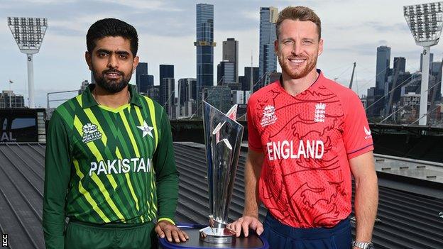 Pakistan captain Babar Azam (left) and England captain Jos Buttler (right) pose besides the Men's T20 World Cup trophy on top of the Melbourne Cricket Ground