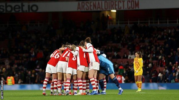 Arsenal Women in a huddle