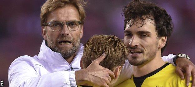 Klopp consoles Dortmund's players