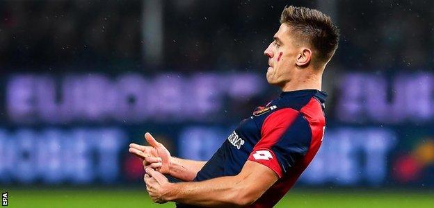 Genoa's Polish forward Krzysztof Piatek celebrates after scoring the equaliser from the penalty spot