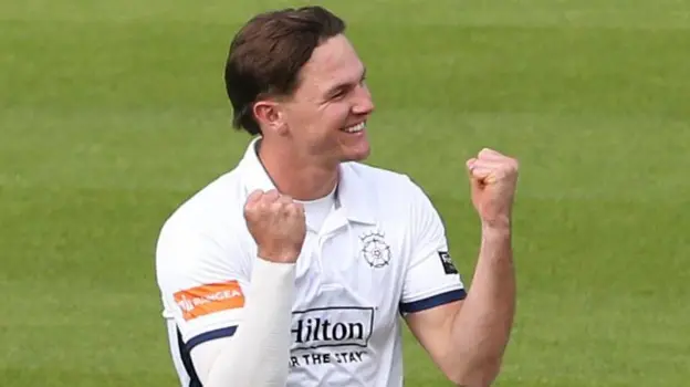 Baker lidera la remontada de Hants contra Yorkshire.