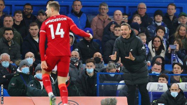 Pep Lijnders shouts at Jordan Henderson