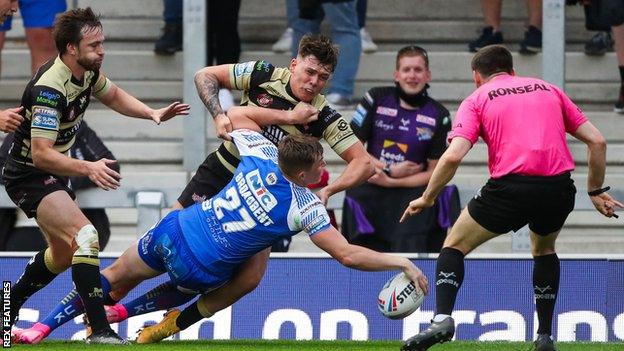 Jack Broadbent's four-try haul helped Leeds Rhinos to a third consecutive Super League victory