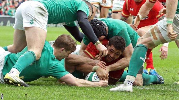 Taulupe Faletau scores for Wales