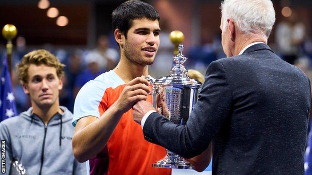 Carlos Alcaraz receiving his trophy