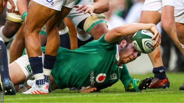 Iain Henderson scores Ireland's try in their 13-9 win over England in 2017