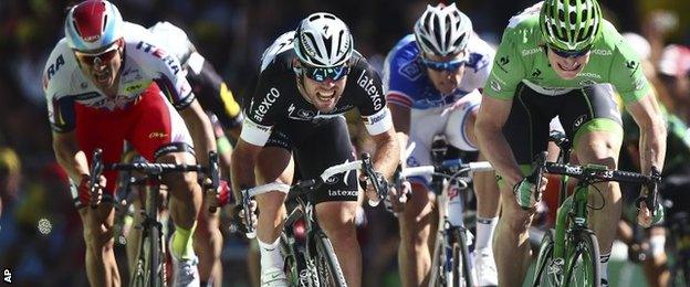 Mark Cavendish (centre) and Andre Greipel (right) vying for the win