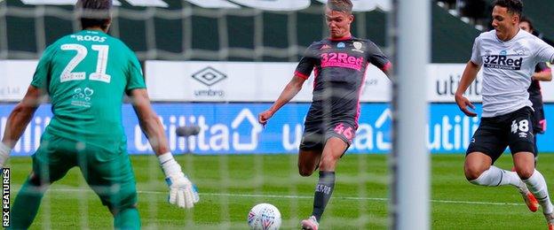 Jamie Shackleton scores for Leeds