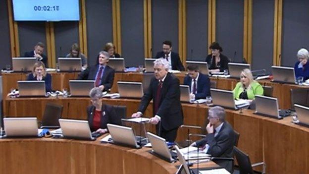 Mae angen gwneud defnydd ehangach o'r Gymraeg yn y Senedd meddai Elin Maher