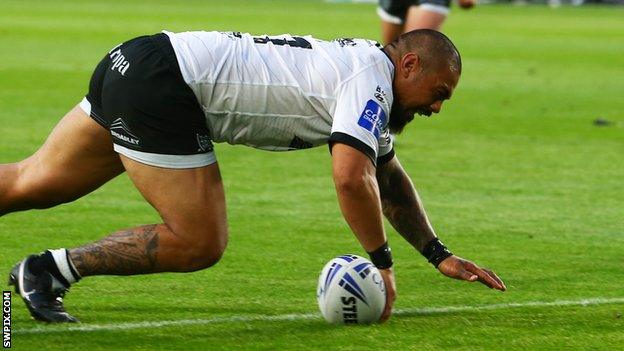 Sika Manu scores a try for Hull FC