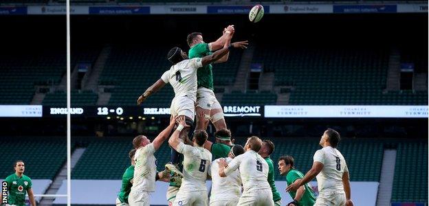 England and Ireland contest a lineout