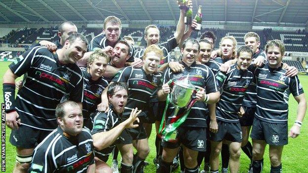 Paul James with the Ospreys team that beat Australia in 2006