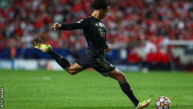 Leroy Sane scoring a free kick against Benfica