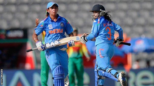 Harmanpreet Kaur (left) and Mithali Raj (right) batting together