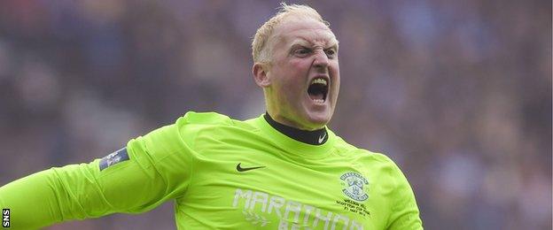 Conrad Logan celebrates with Hibs