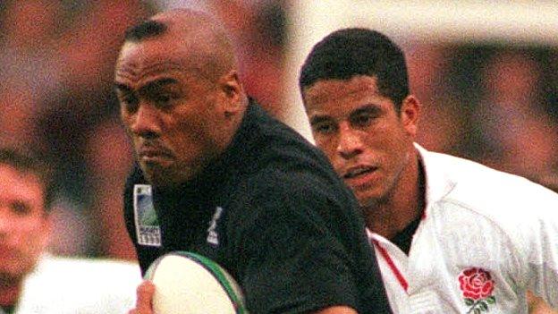 Jonah Lomu races away from Jeremy Guscott