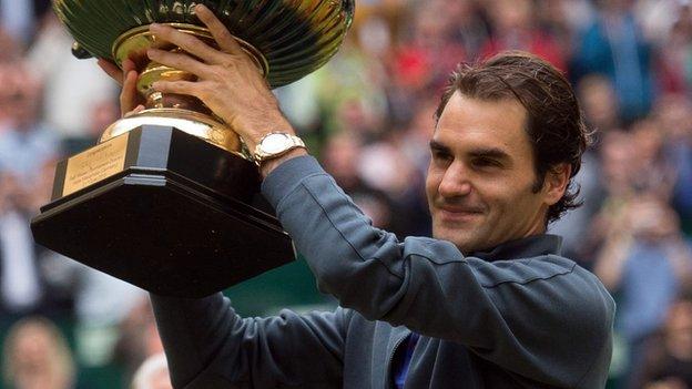 Roger Federer celebrates winning the Gerry Weber Open