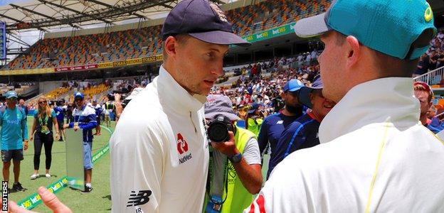 Joe Root & Steve Smith shake hands