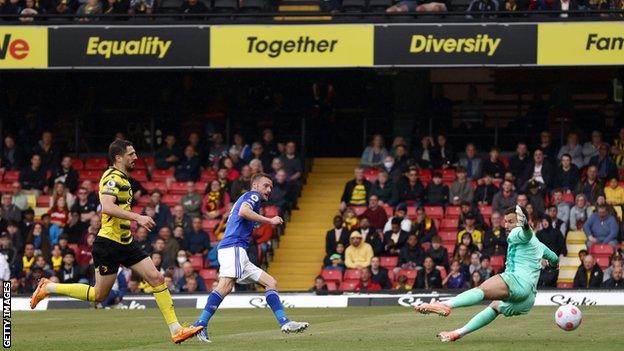 Jamie Vardy scores